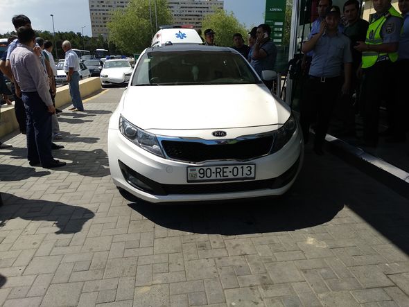 Şöbə rəisi yanacaqdoldurma məntəqəsində öldü  - Telefonuna baxdıqdan sonra... - FOTO